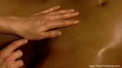 Redare Experimentați puterea masajului Nuru pentru a vă simți relaxat și intim cu iubiții dvs. în această sesiune erotică de cuplu indian