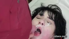 Reproduzir Garota estranha recebe tratamento anal em um hospício bdsm com lambidas de bunda e trepadas