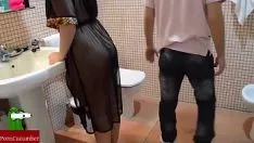 Il lèche la brune dans sa chatte poilue au bord de la baignoire