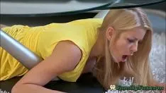 Afspelen Pornofilms met een blondine die graag seks onder de tafel heeft