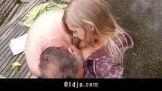 تشغيل ممارسة الجنس مع الجد الملاعين حفيدته في الحديقة