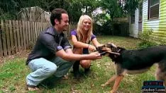 Reproducir Ella lo pilla cuando le hace la pata y le hace porno de coño con perros