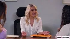 Jouer Sexe avec trois lesbiennes satisfait