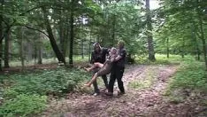 Afspelen Porno met twee mannen die een perverse blondine in het bos verkrachten