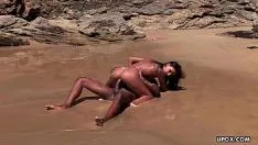 Reproduzir Um casal em uma ilha deserta bebeu