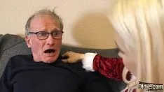 La bionda ha un boss del sesso e scopa duramente con il nonno perverso