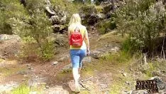 Redare Se fute la munte xxx cu o blonda ce ii place sa se futa in natura