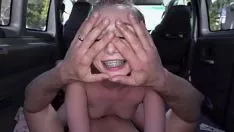 تشغيل الإباحية في السيارة مع كس جيد الملاعين بشكل جيد