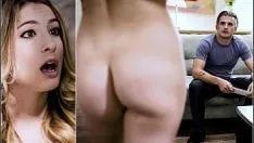 Jouer Il frappe à la fois la blonde et la brune sur le visage alors qu'il est à genoux devant elle