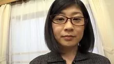 Reproducir Esta jovencita tiene los senos un poco grandes y los senos bajos, pero son
