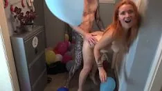 Jouer Una ragazza bionda giovane e disponibile succhia il cazzo e scopa molto bene