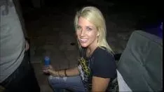 Jouer Si mette in ginocchio e fa un pompino senza alcun ritegno