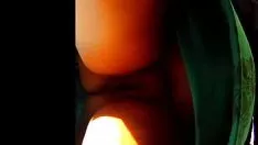 Jouer Femme mûre tondant l'herbe sans porter de culotte sous sa jupe
