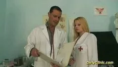 Essa jovem loira chupa muito bem, mesmo de calcinha