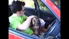 Reproduzir Uma loira com uma bunda linda é fodida por trás e na boca por um cara enquanto