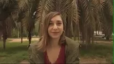 Deze jonge vrouw heeft iets om over op te scheppen van moeder natuur en weet daar gebruik van te maken