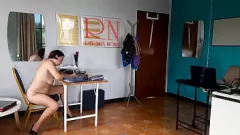 Jouer Secrétaire nudiste bien roulée expose ses seins et sa chatte au bureau
