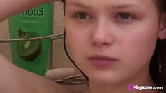 Jouer La petite européenne Bianca 19 devient intime dans la salle de bain