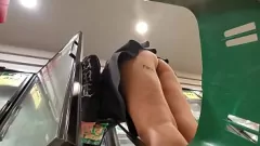 Redare Prinderea sub fusta a unui adolescent got în supermarket: fără chiloți și pradă suculentă în HD!