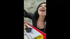 Jouer Un beau-cousin reçoit un demi-poulet en échange d'un dur trajet