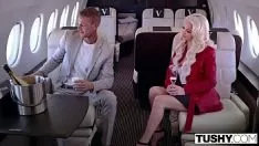 Reproduzir Xxx no avião com uma gentileza jovem que fode legal