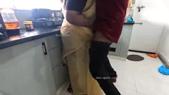 Jouer La femme de ménage ne peut pas résister à Bulldick dans la cuisine