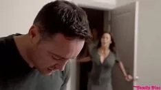 Afspelen Hij betrapt haar broer wanneer hij zijn goede vrouw neukt