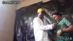 Reproduzir O médico não consegue resistir à chamada de Milf raspada, dá uma foda ao ar livre molhada com pau grande