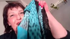 Jouer Curvy Redhead Giantss Dawn Traps Vicino sotto le sue mutandine