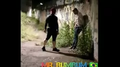 Abspielen Brasilianischer Stud fickt den geeigneten Geschäftsmann in der Öffentlichkeit