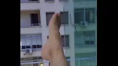 Reproduzir Vizinho nu louco piscando pés e bunda na janela do hotel