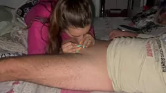 Abspielen Cuckold Ehemann wird von der besten Freundin der Frau geleckt und gefickt