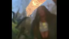 Abspielen Schwarzer Hexen -Milf verführt und fickt mit ihrem großen schwarzen Schwanz im Wald