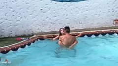 Redare Latina MILF seduce vecinul pentru o muie de piscină aspră