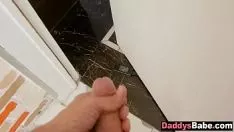 Afspelen De teef heeft in het openbaar seks met haar vriendje met een grote lul