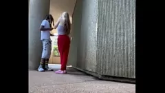 تشغيل اللقاء بين الأعراق في الهواء الطلق: الهواة BBW يعطي اللسان لأول مرة