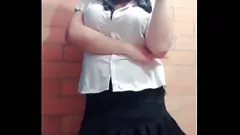 Reproduzir A professora latina quente Liseth em vestido sexy fica nua, masturba e cums nos lábios