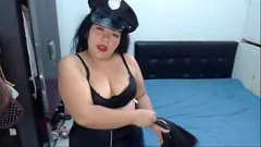Reproduzir Mulher da Polícia Latina chicote e leites gordinhos submissos