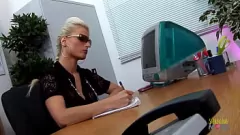 Jouer Tre MILF insaziabili si scatenano per la penetrazione anale e doppia con grandi cazzi