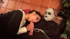 Redare Blonda Milf's Anal Group Sex Quest cu brunete îmbrăcate în stoc