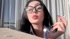 تشغيل مثيرة عشيقة نيكا التدخين صنم: لعب السجائر ، وتهب الدخان ، ونقرات الرماد