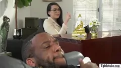 Reproduzir O psiquiatra de T-Girl é analisado pelo paciente: um encontro inter-racial quente