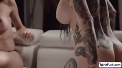 تشغيل T-Girl Jade Venus في جلسة جنسية خثرية مشبعة بالبخار مع جبهة مورو