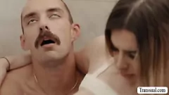 Afspelen T-Girl Boss geeft ruwe anale verleiding aan onderdanige TS Maid in lingerie