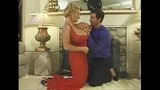 Reproducir Viejas películas porno con la rubia más grande follada
