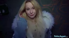 Reproduzir Innocent Babe Sweetie Plum cavalga um grande galo em uma ação violenta de vaqueira reversa e termina com o rosto cheio de coragem