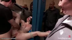 Jouer Salope liée baisée dans un garage public par plusieurs grosses bites dans une humiliation et une domination hardcore