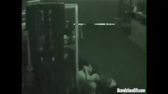 Jouer Une salope sauvage du chantier fait une pipe intense dans un entrepôt et avale du sperme