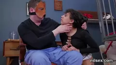 Reproducir Ninfómana luchadora fue llevada a un asilo de gilipollas para un tratamiento doloroso y una intensa acción anal bdsm