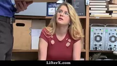 Reproduzir Policial estrito pega adolescente ladrão de lojas e a pune com estilo cachorrinho hardcore e boquete em público